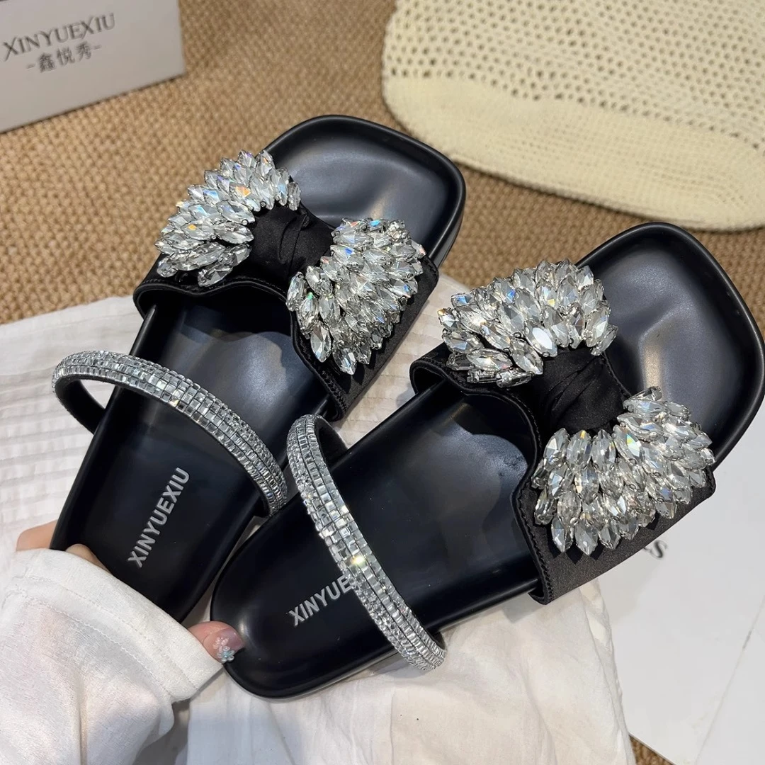 2025新款休闲鞋绸缎水钻亮钻蝴蝶结露趾平底舒适凉拖鞋一字拖女潮