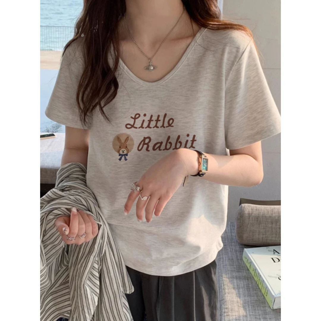 简约印花v领短袖T恤女夏季2025新款韩系纯欲风宽松气质正肩上衣服