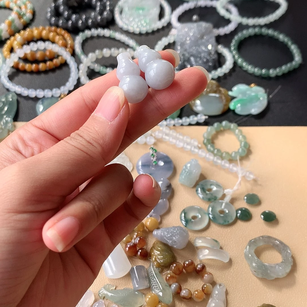 翡翠未镶嵌颈饰葫芦