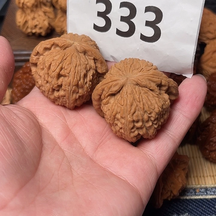 桃核把件白狮子。 边42。 333
