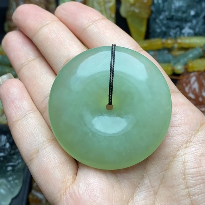 ****۶未镶嵌蛇纹石玉颈饰
