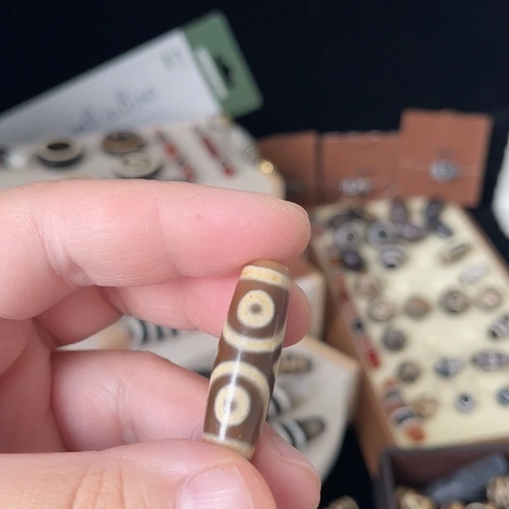 玛瑙/玉髓未镶嵌玛瑙人工镶饰T珠三目