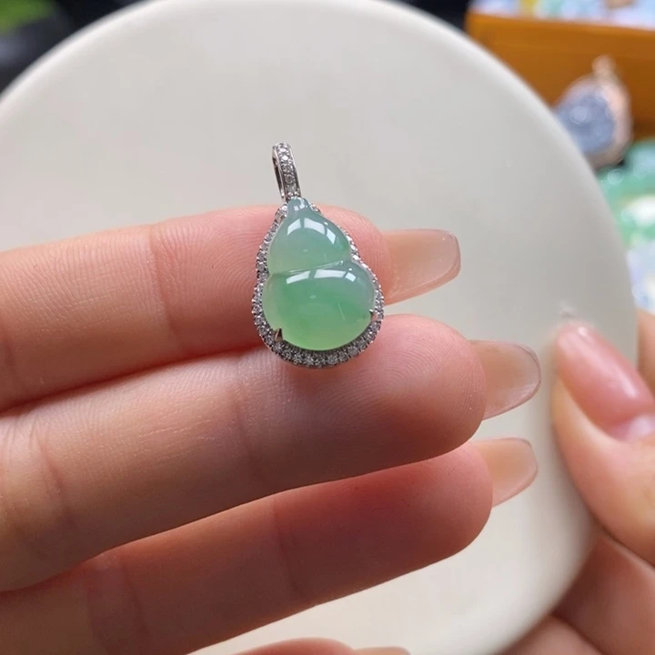 翡翠吊坠(不含链)18K金镶嵌翡翠甜绿葫芦