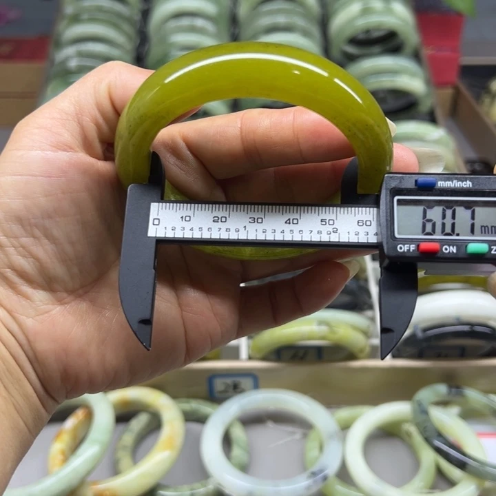 蛇纹石玉未镶嵌手镯49