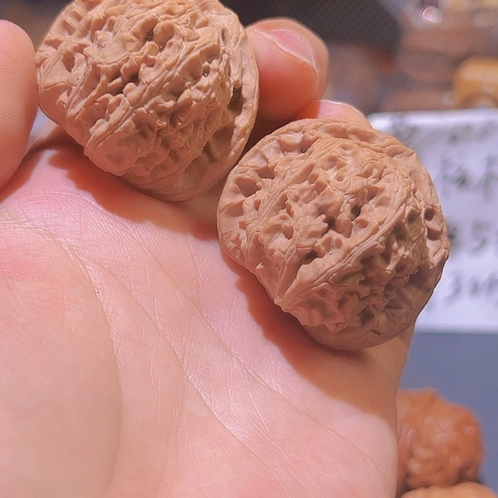 桃核把件白狮子核桃
