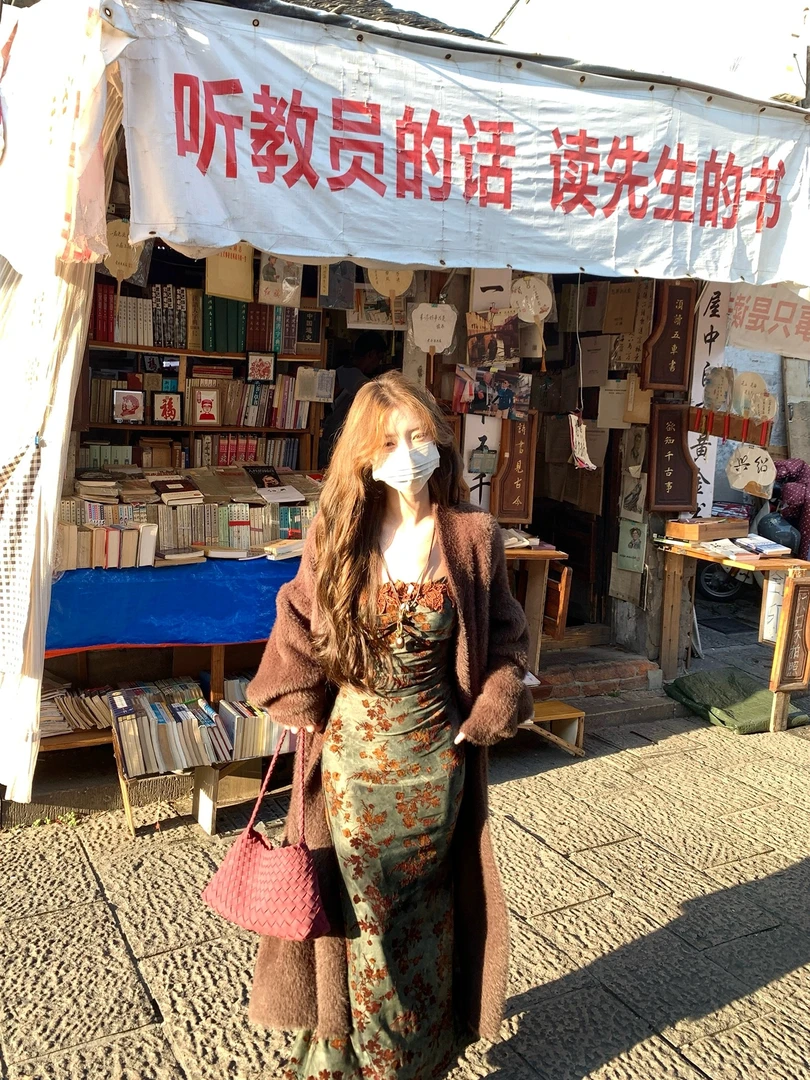 2025秋季新款韩系穿搭慵懒风咖色开衫绿色复古吊带连衣裙两件套女