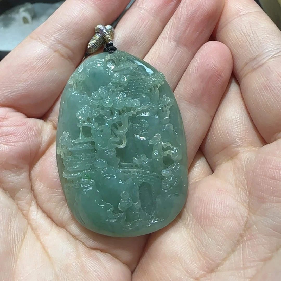 翡翠未镶嵌颈饰。。