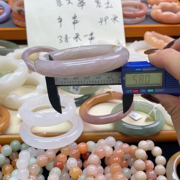 未镶嵌石英岩玉珠宝奇石