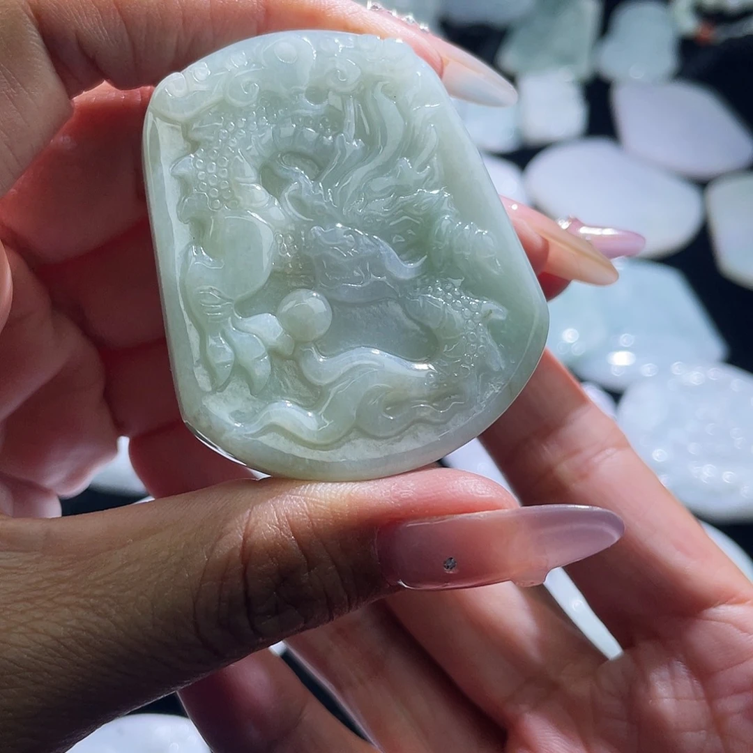 翡翠未镶嵌颈饰龙牌