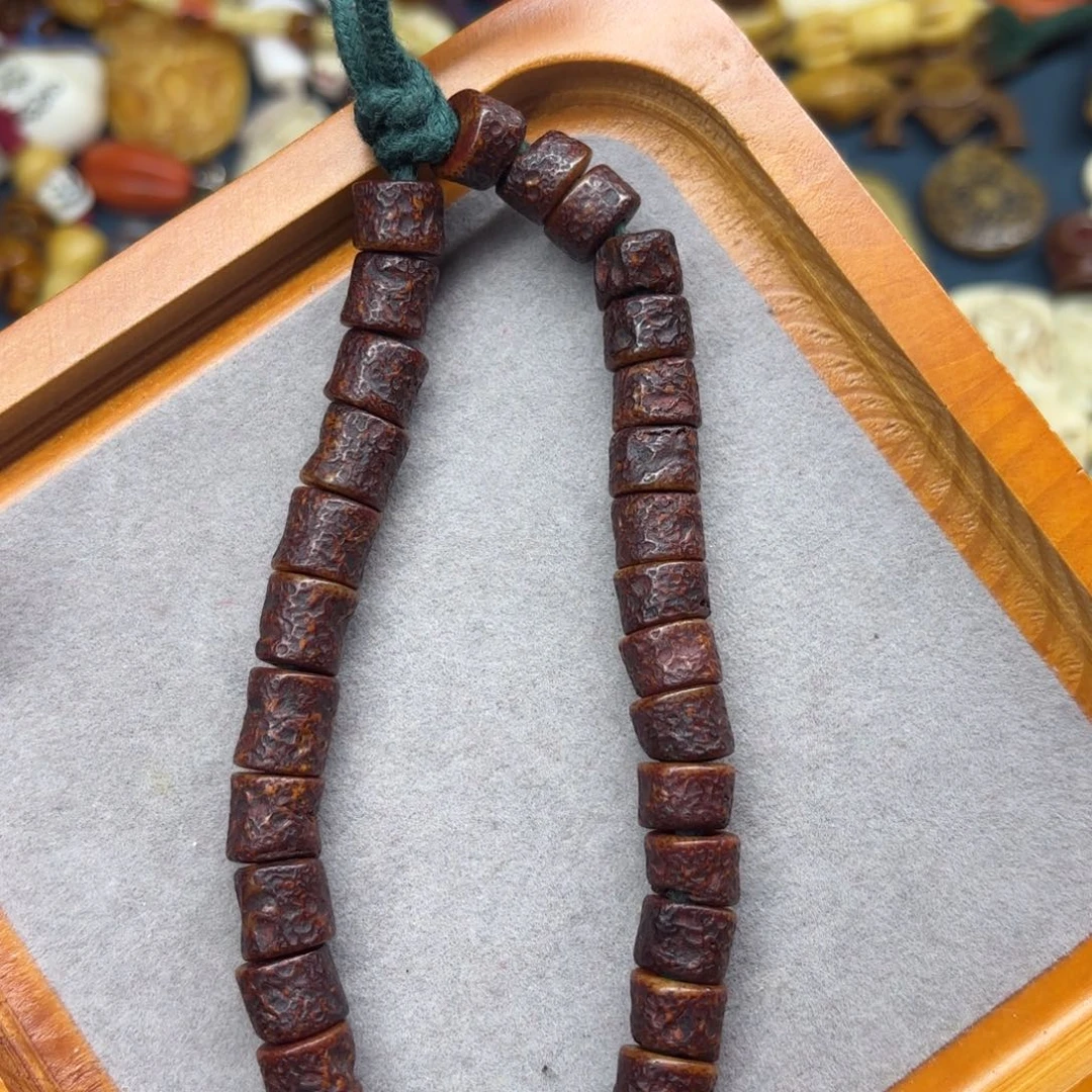 配饰和化妆等工序制作出来