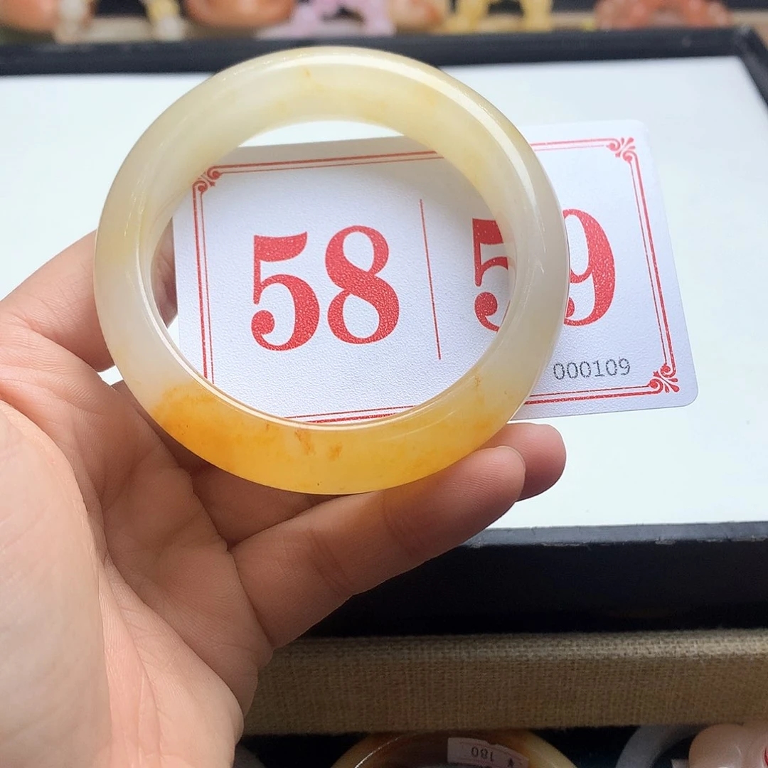 未镶嵌石英质玉（黄龙玉）手镯B****贝