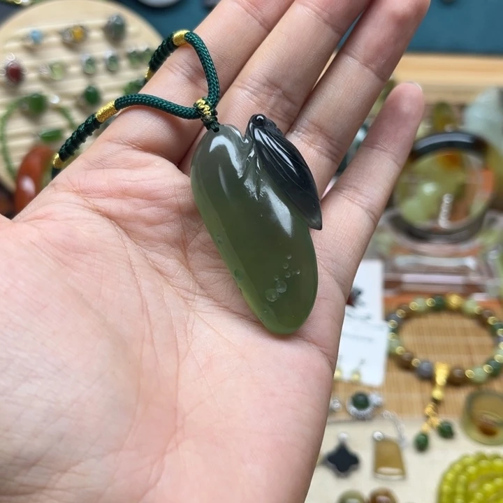 蛇纹石玉未镶嵌颈饰