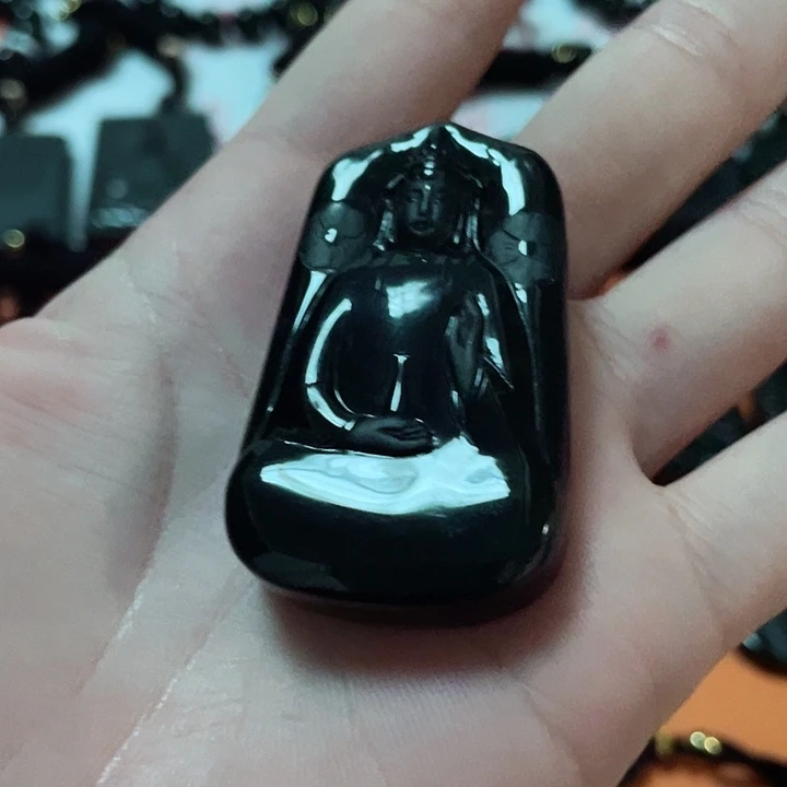 翡翠颈饰未镶嵌自**上