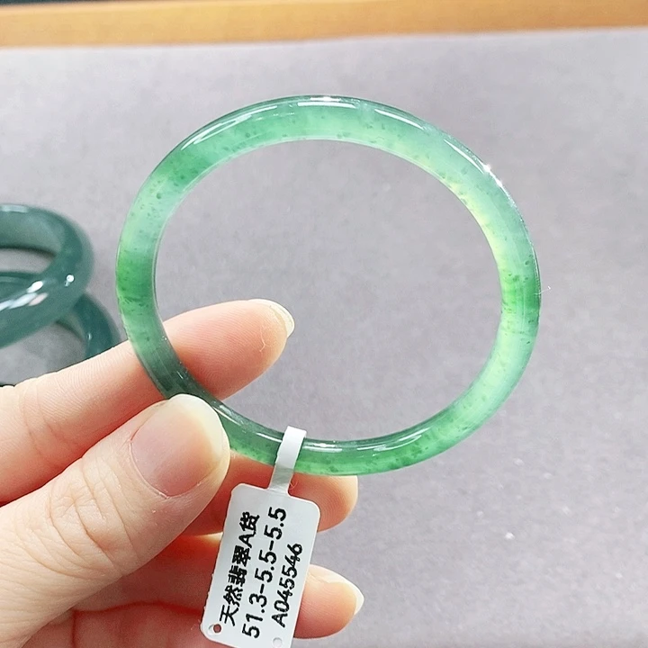 翡翠未镶嵌手镯（圆镯）
