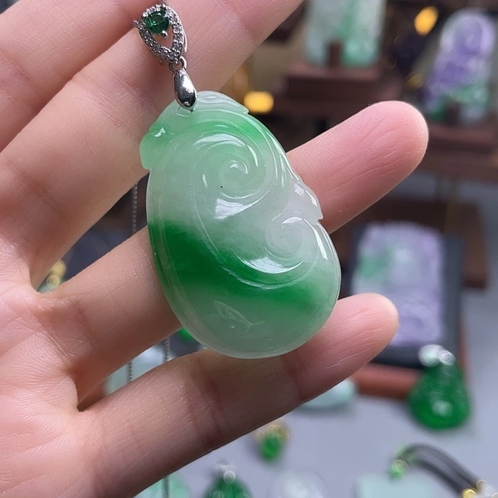 翡翠未镶嵌吊坠(赠链)