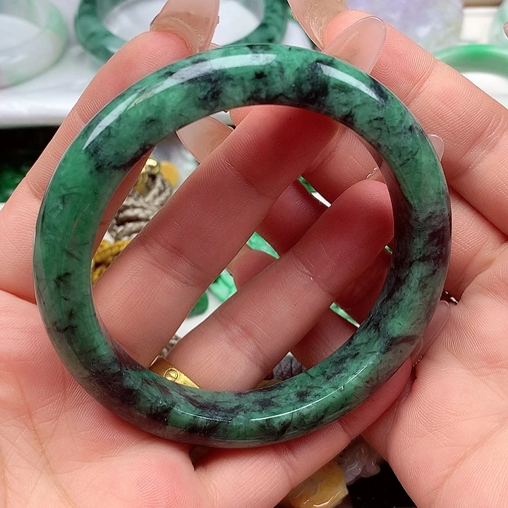 翡翠手镯未镶嵌翡翠手镯