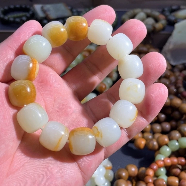 透闪石质玉手串未镶嵌三**帅