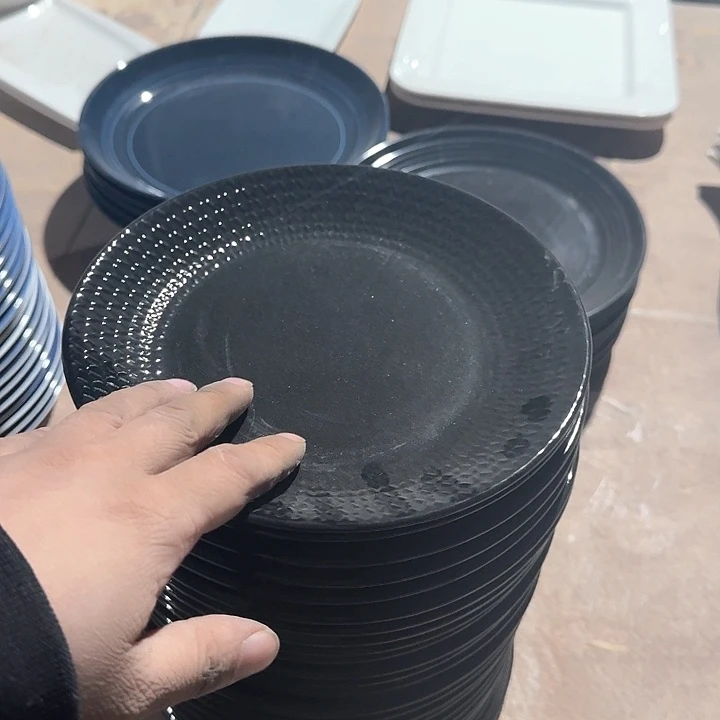 瓷7.7 英寸 浮雕盘子 黑色   4 个