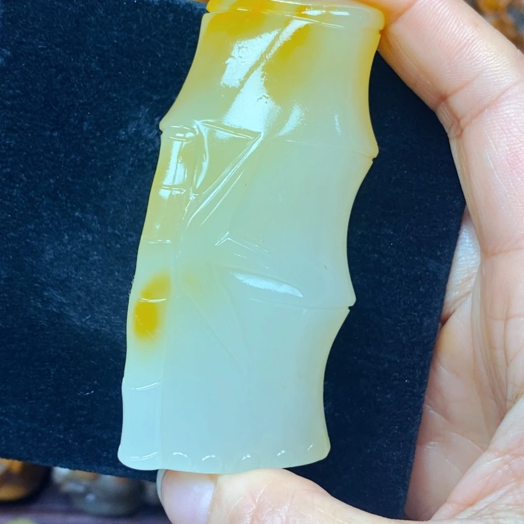 未镶嵌石英质玉（黄龙玉）颈饰
