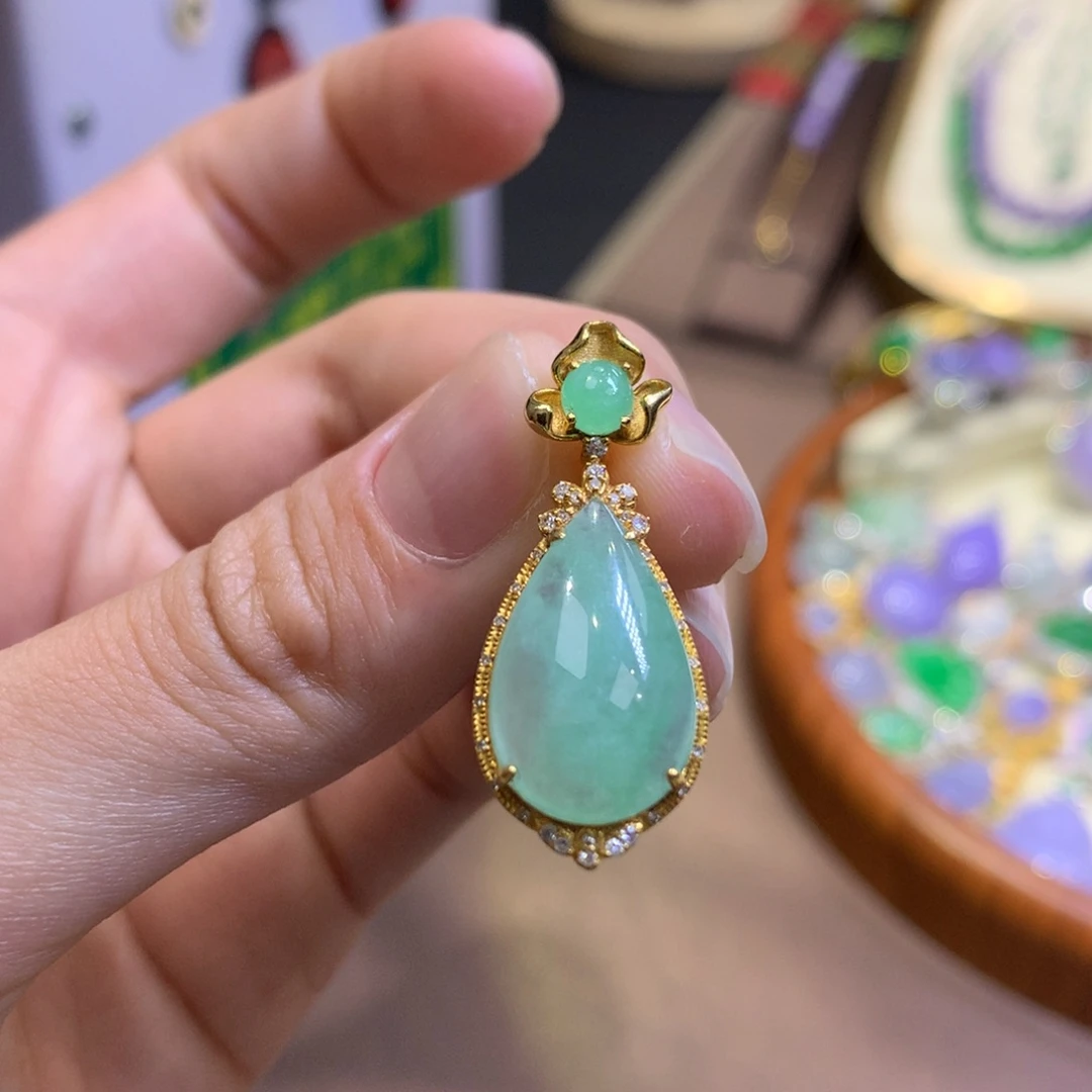 翡翠18K金镶嵌颈饰翡翠