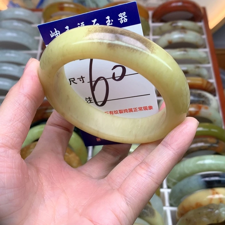 蛇纹石玉手镯未镶嵌申*腰