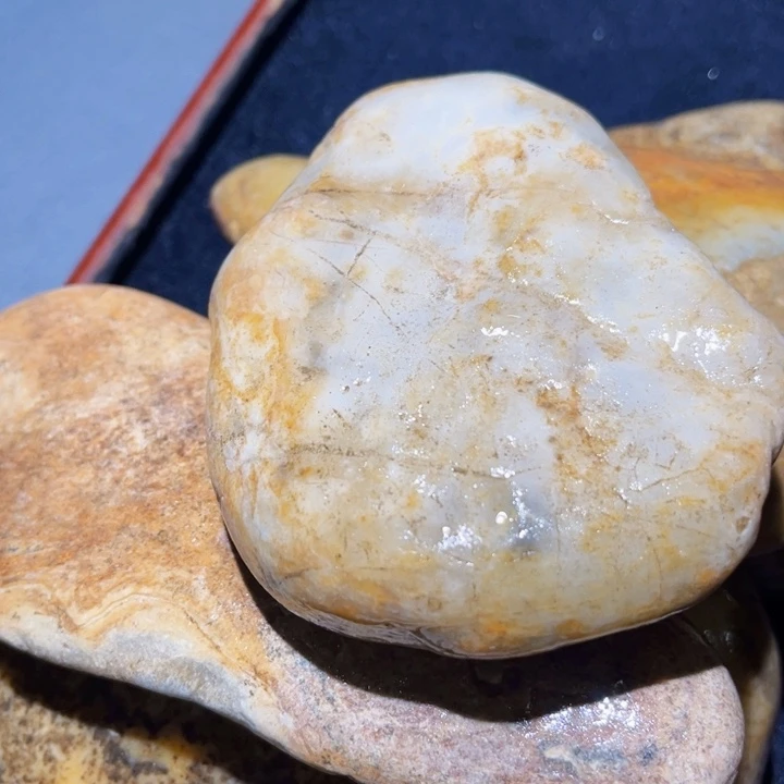 和田玉（糖玉）未镶嵌珠宝奇石