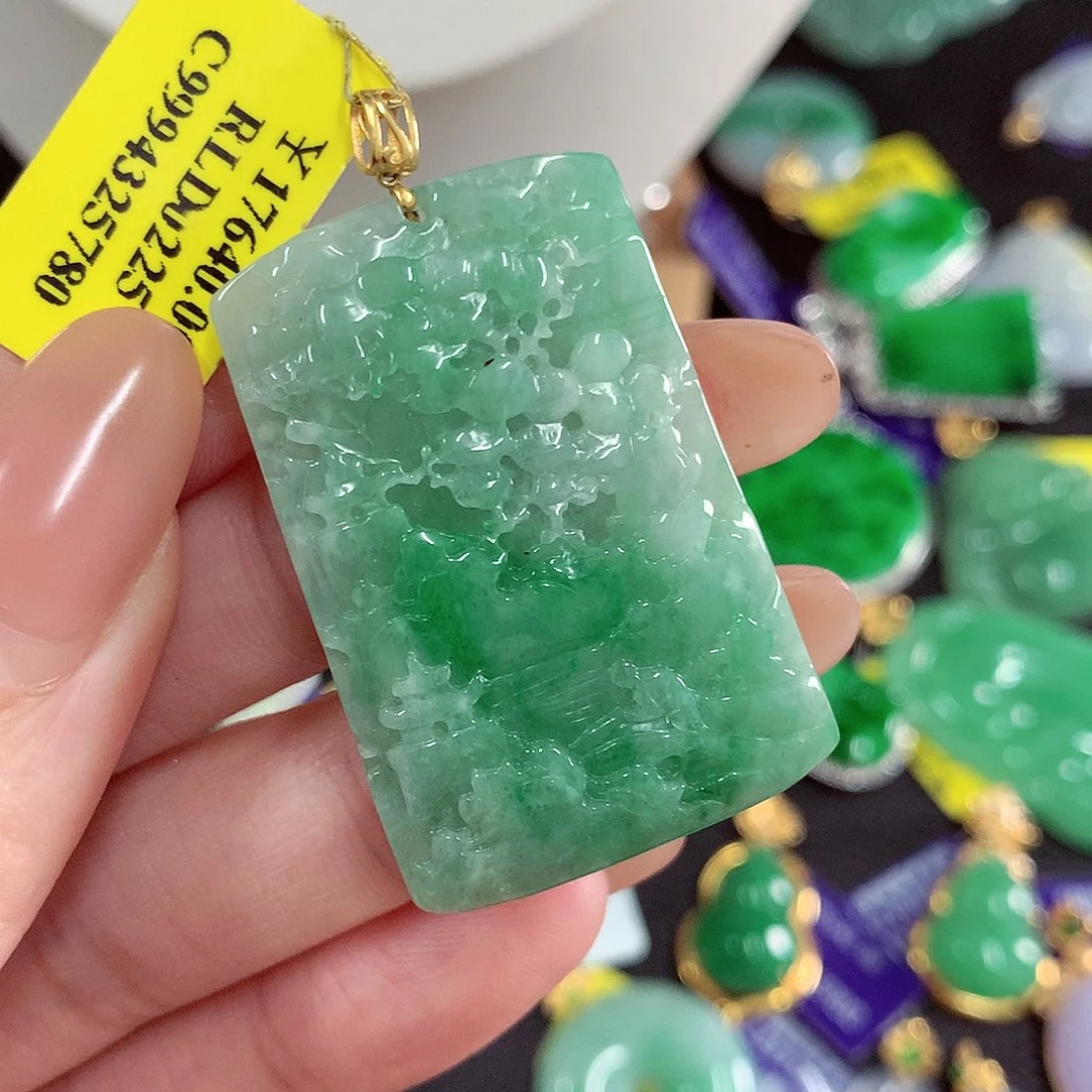 颈饰18K金镶嵌翡翠