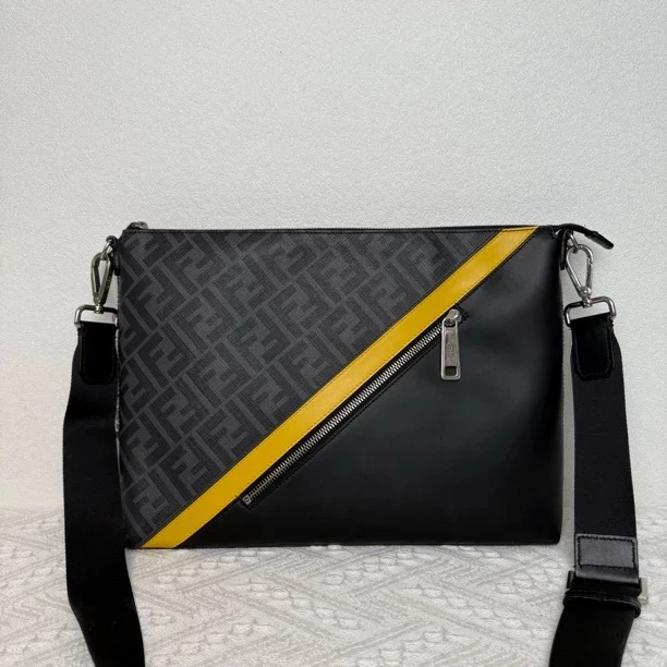 95新 FENDI/芬迪 4319男士时尚经典印花斜挎包