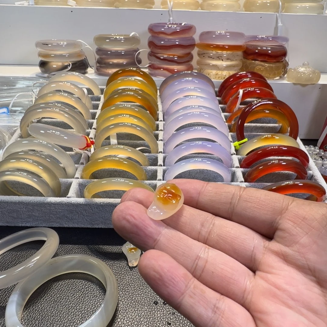 潇***洒玛瑙/玉髓未镶嵌手镯