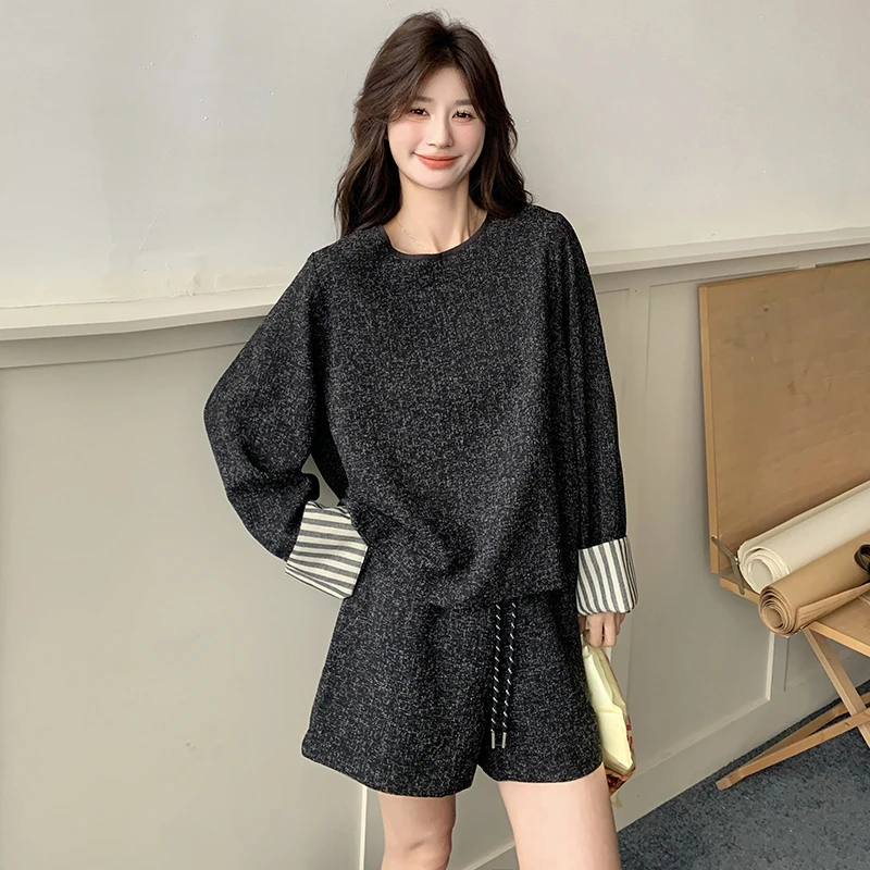 黑色条纹拼接卫衣套装女春季2025新款休闲时髦洋气阔腿短裤两件套