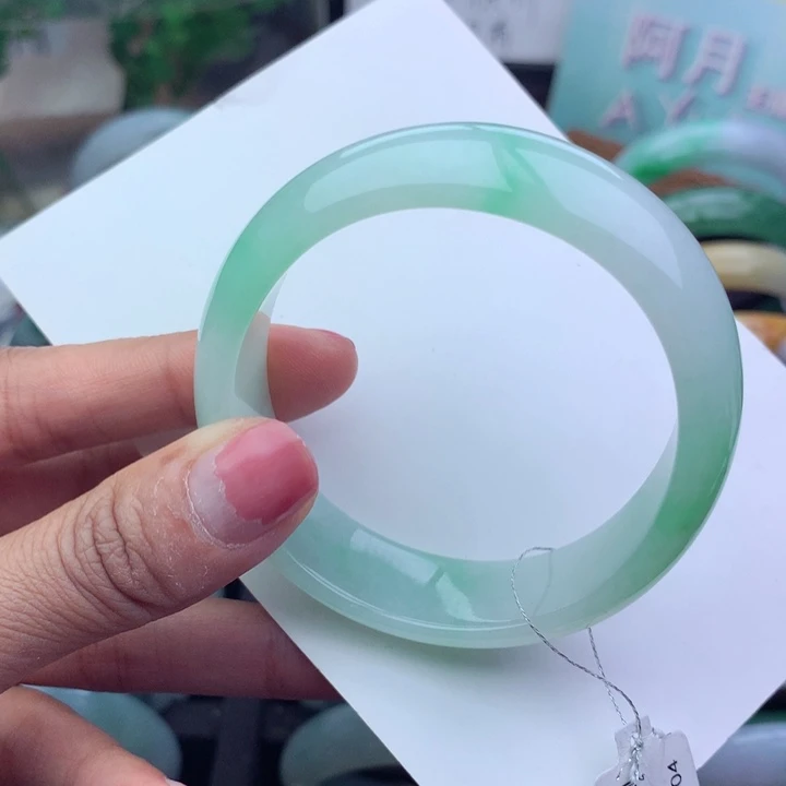 翡翠手镯未镶嵌天然翡翠手镯