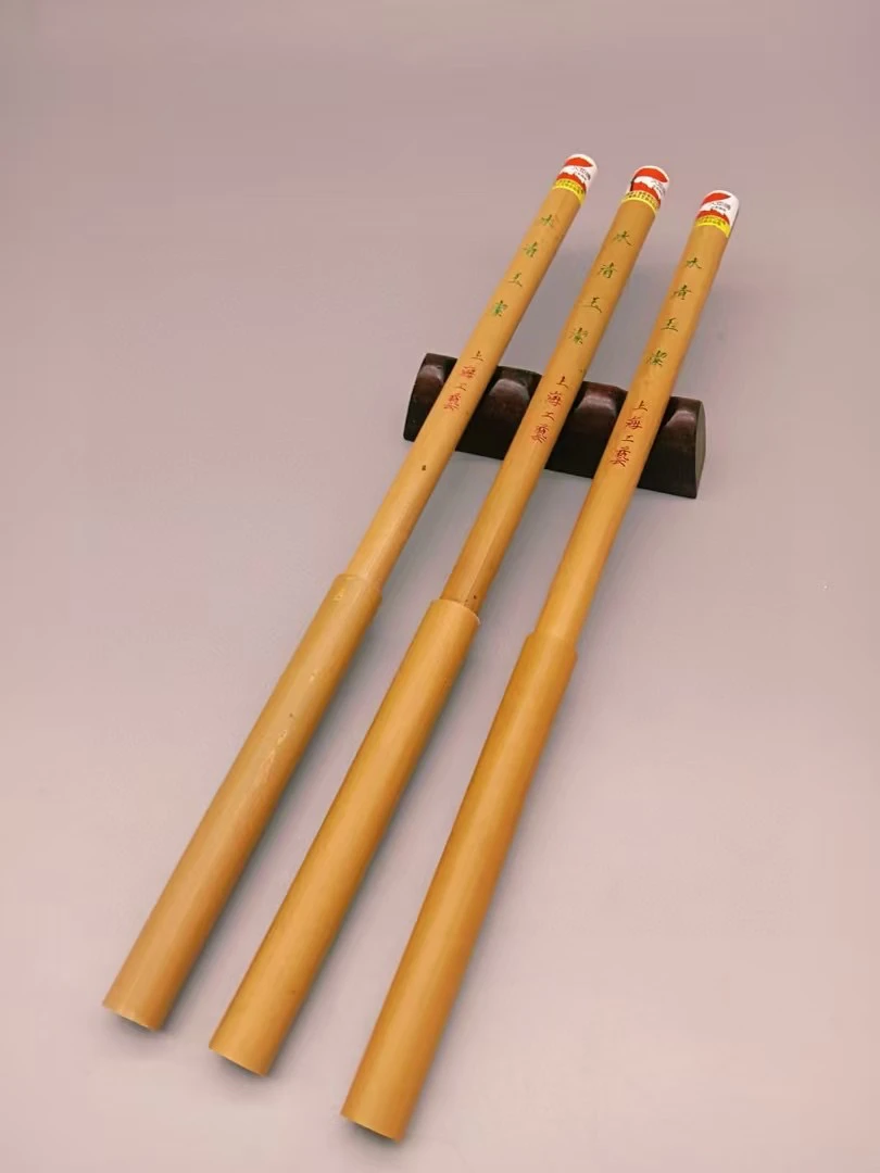 几十年前上海工艺纯羊毛笔 冰清玉洁 尺寸：口径1.0cm，出锋5.2厘米