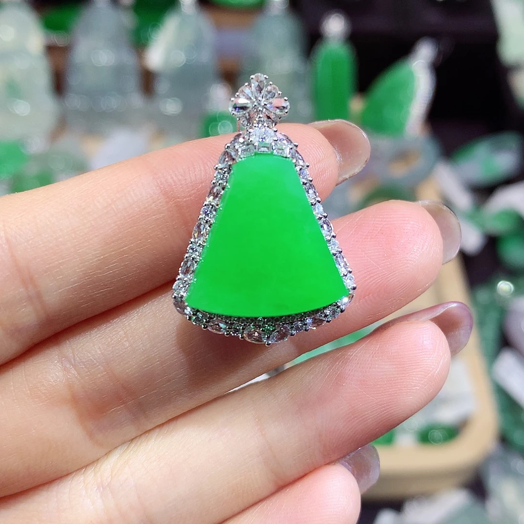 翡翠18K金镶嵌颈饰牌