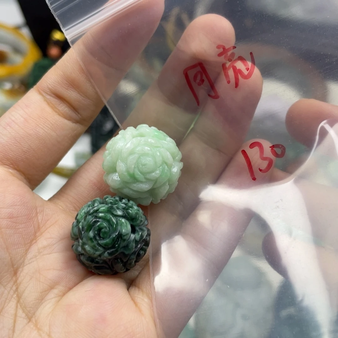 月***睡翡翠未镶嵌颈饰牌子