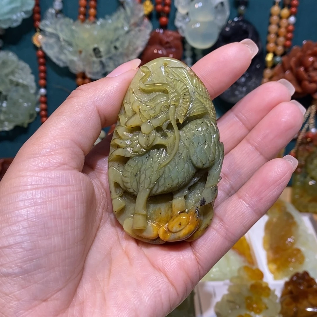 蛇纹石玉未镶嵌颈饰