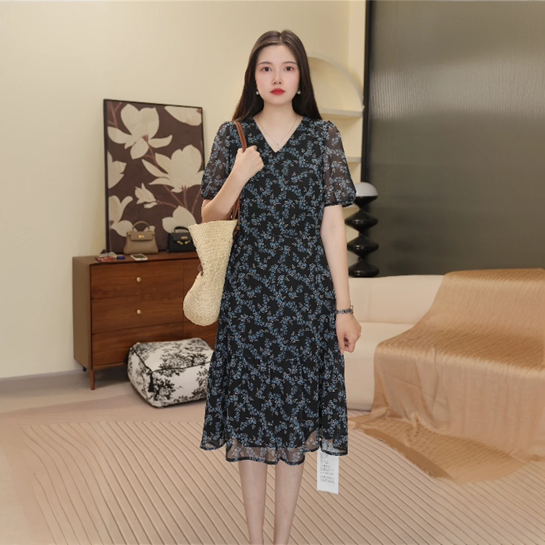 黑底蓝花色v领碎花连衣裙女夏季2025新款法式轻熟风遮肉显瘦短裙