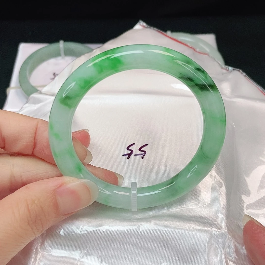 翡翠手镯未镶嵌正圆