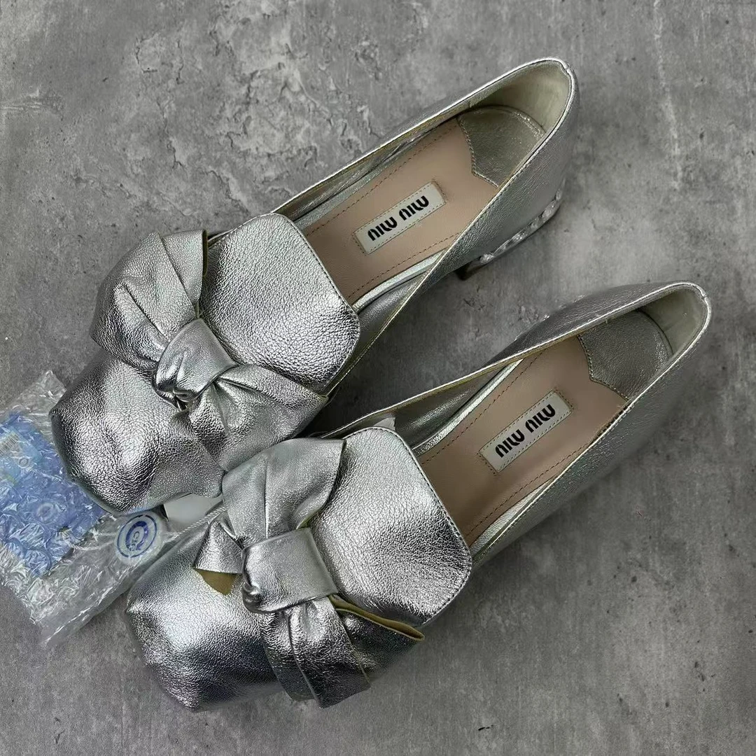 99新 MIU MIU/缪缪 37码/银色蝴蝶结后跟水钻粗跟乐福鞋 wsp552