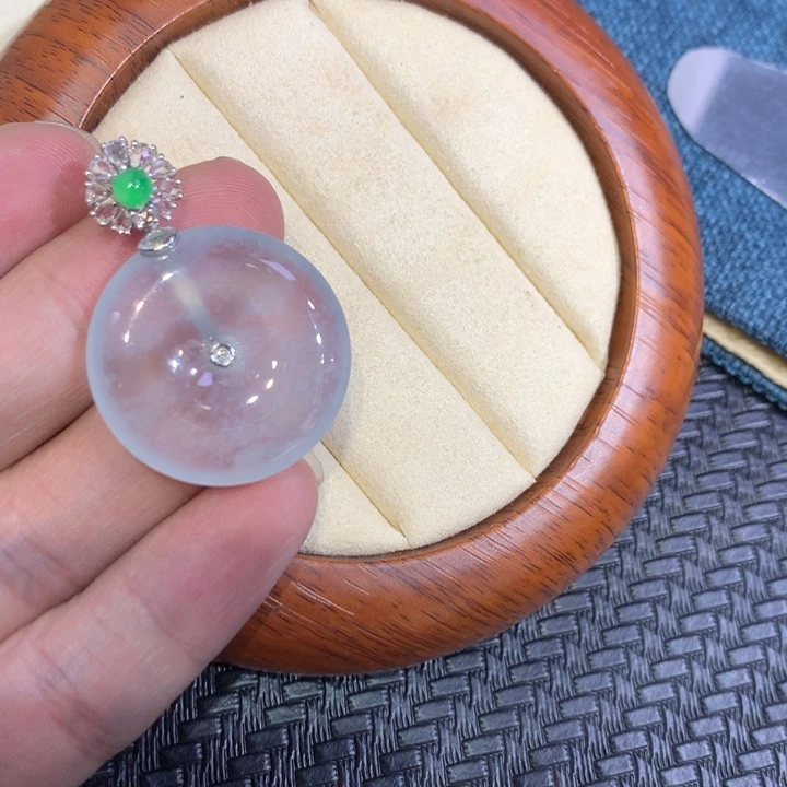 【闪购商品】颈饰18K金镶嵌翡翠