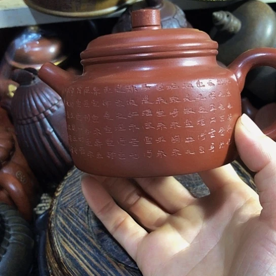 茶壶紫砂原矿泥料手工制作的一把紫砂壶。