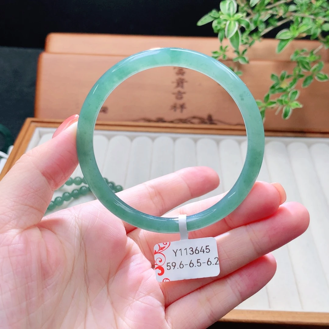 未镶嵌手镯（圆镯）翡翠