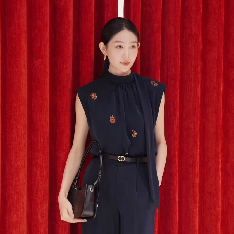 EP雅莹2025新款女装 光泽感压褶绣花飘带无袖衬衫背心2303A