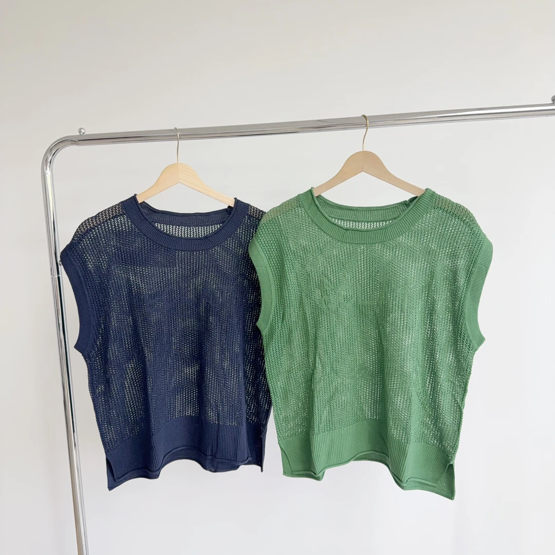 E211 圆领两色镂空花纹圆领无袖针织衫