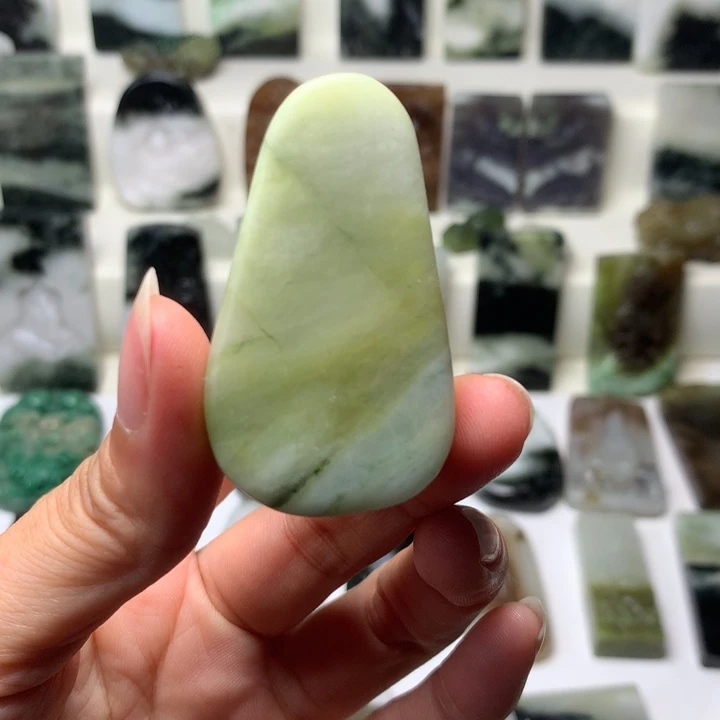 独山玉未镶嵌颈饰