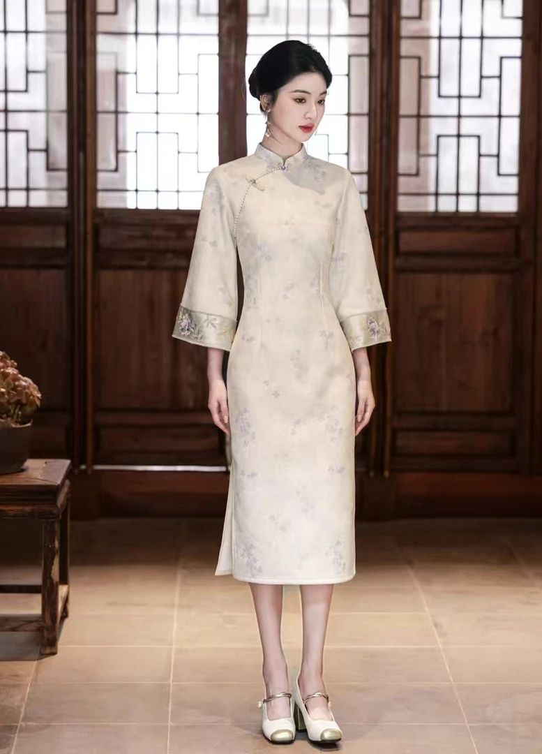 风华《素芷》新款温婉气质款浅米色花卉印花旗袍中袖修身改良裙