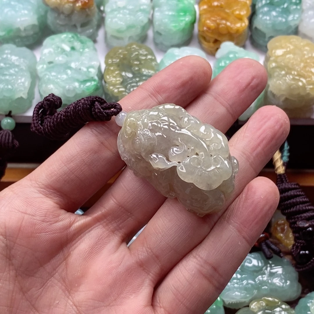 翡翠未镶嵌颈饰貔貅