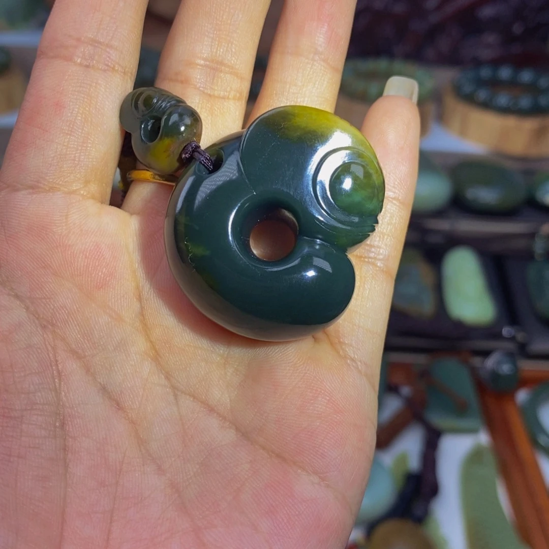 未镶嵌岫岩河磨玉（透闪石质玉）把件