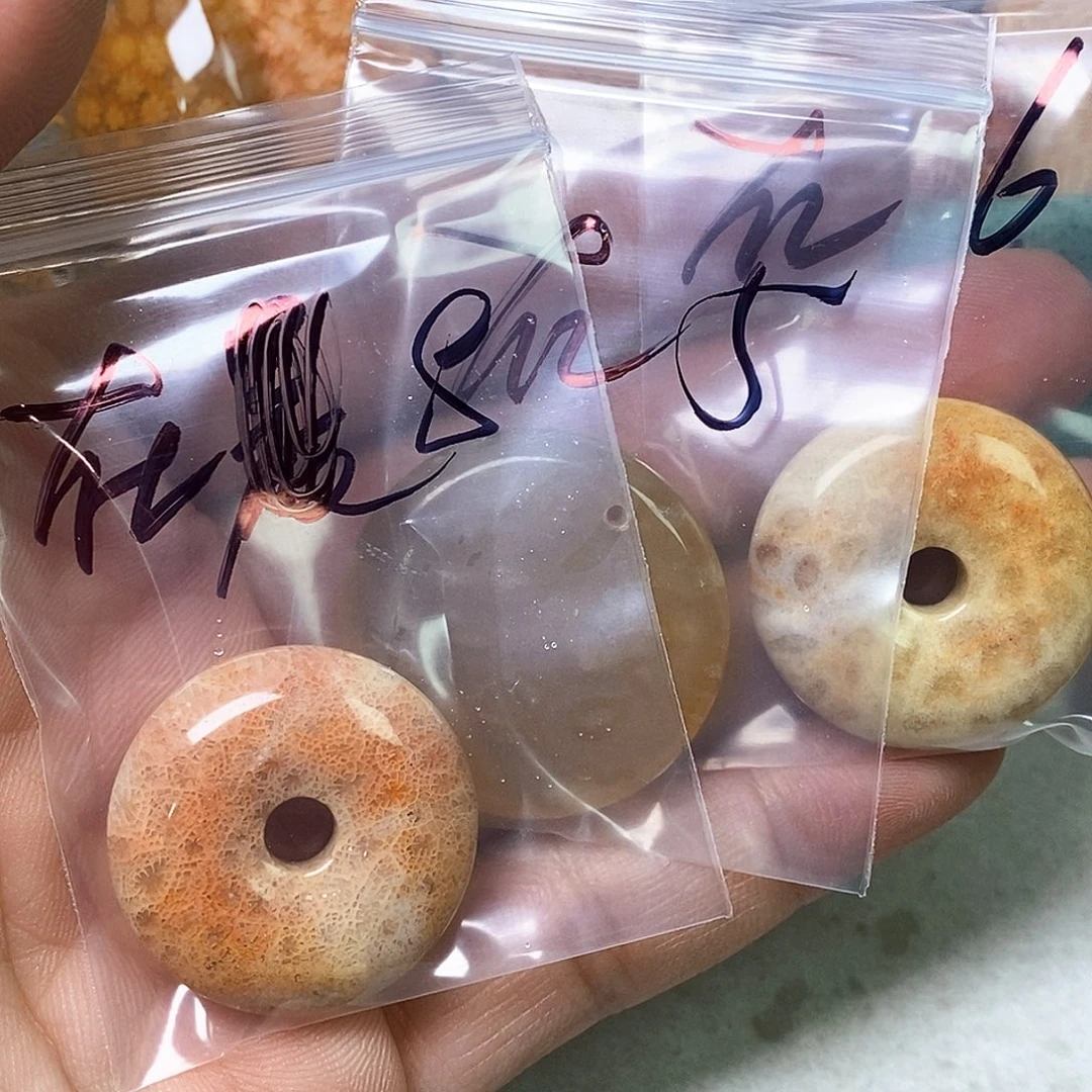 在***七未镶嵌颈饰硅化玉