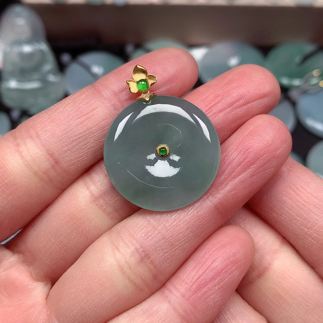 翡翠颈饰未镶嵌平安扣