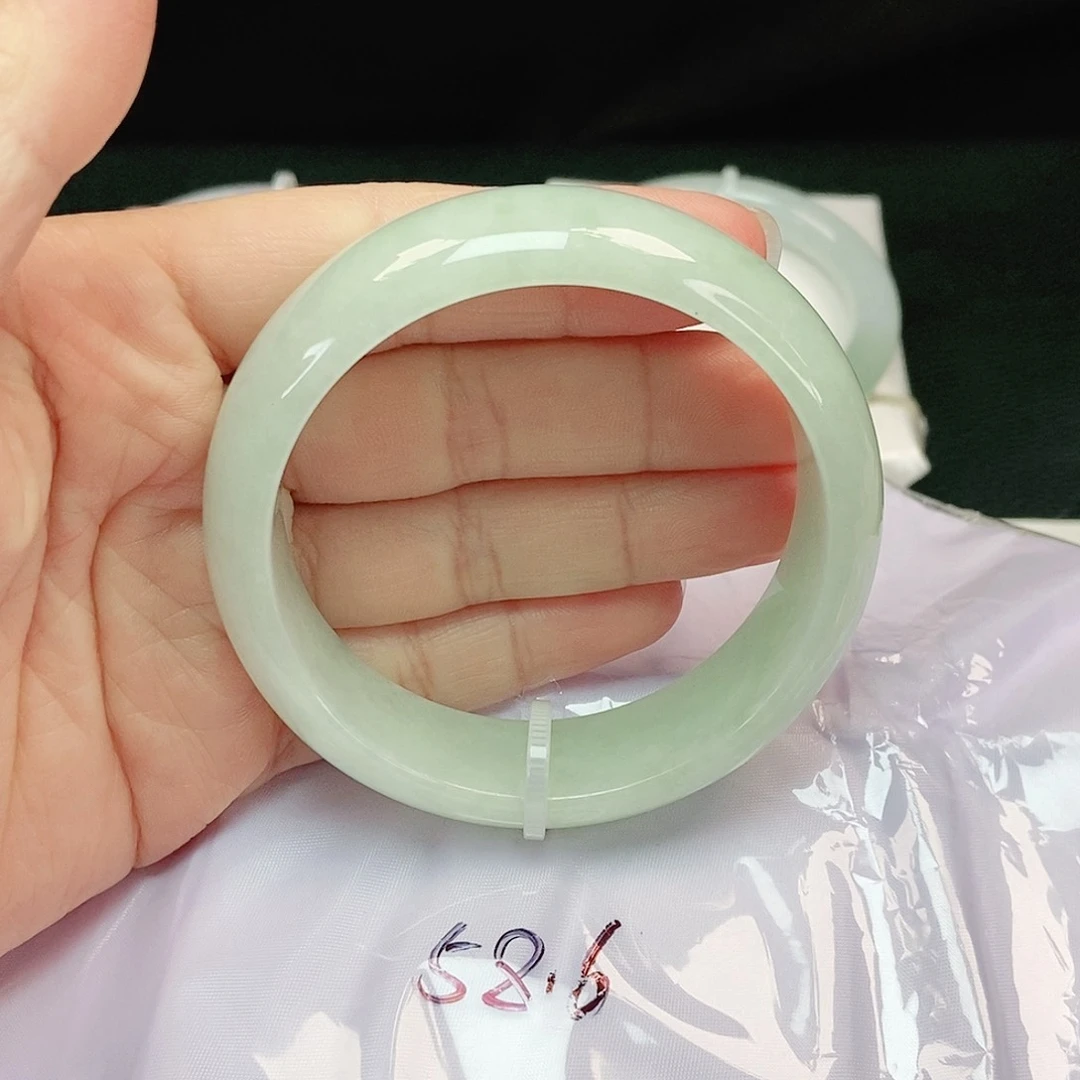 翡翠手镯未镶嵌正圈